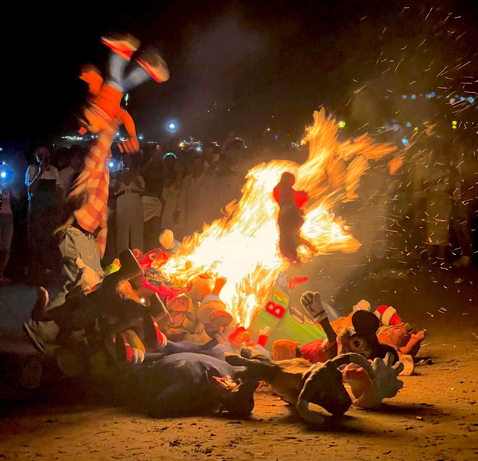 Año Viejo Montañita — quema de monigotes en la playa